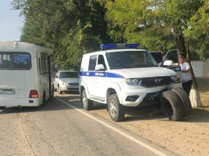 В Тамани автобус «потерял» колеса.