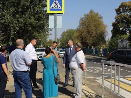 Безопасная дорога в школу: после капитального ремонта городские власти открыли перекресток улиц Луначарского-Щорса