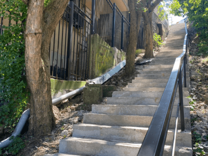 В Новосочинском избирательном округе №13 обустроена межквартальная лестница с перилами общего пользования 