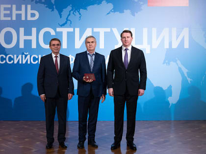 Глава Сочи Алексей Копайгородский поздравил сотрудников избирательных комиссий с 30-летием Конституции России