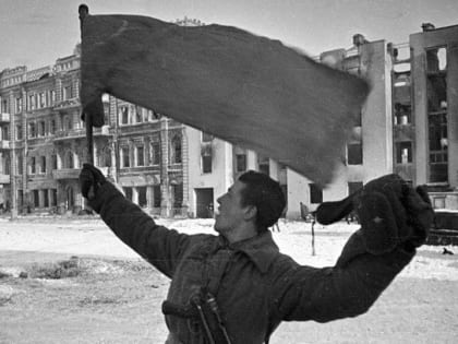 «Фельдмаршал Паулюс сдается Красной армии в плен»