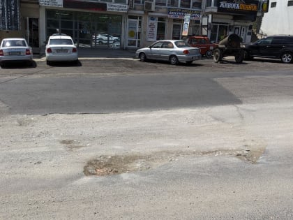 «Только губы накрасили»! В Новороссийске продолжается эпопея с развороченной из-за ремонта водопровода улицей