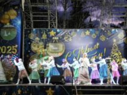 Наша ёлка высока достает до потолка