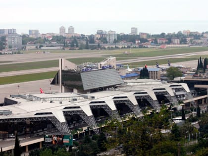 Штормовое предупреждение: Сочинский аэропорт работает по фактической погоде