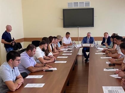 Денис Хмелевской принял участие в выездном заседании комитета СМД по вопросам имущественных и земельных отношений в Белореченском районе