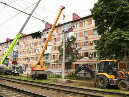 Начали разбирать поврежденную часть крыши дома на ул. Клинической