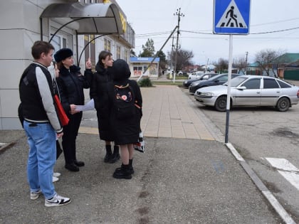 Полицейские вместе с активистами молодежного патруля провели акцию «Я – грамотный пешеход!»