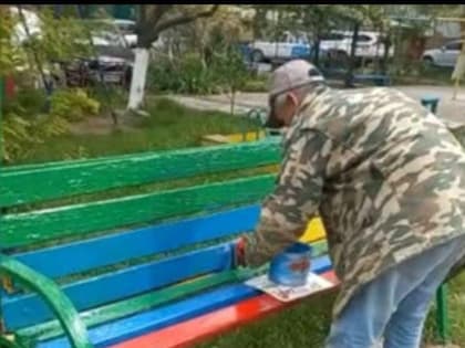 В Новороссийске перекрасили желто-голубую лавочку