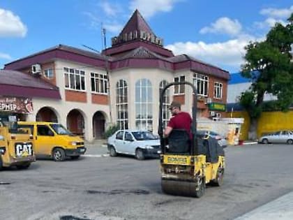 В Белореченске продолжается сезонная ликвидация дефектов дорожного полотна