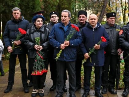 Депутаты Горсобрания Сочи  Александр  Жигалко, Константин Офлиди и Анжела Селюкова приняли участие в церемонии, посвященной памяти   жертв авиакатастрофы Ту-154