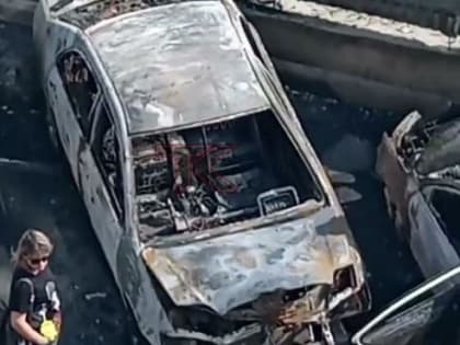 В Краснодаре на парковке жилого комплекса сгорели три автомобиля