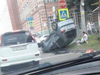 В центре Краснодара в результате ДТП на крышу перевернулся «Дэу Матиз» (видео)