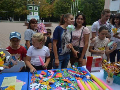 В станице Отрадной на площади Выпускников прошла благотворительная ярмарка «Собери ребенка в школу»