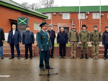 Коллектив Новороссийской таможни передал автомобиль УАЗ и новогодние подарки бойцам СВО