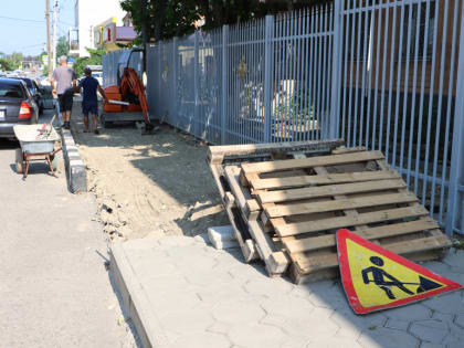 Продолжаются работы по ремонту тротуаров в станице Брюховецкой.