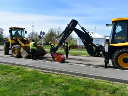 В станице Кущевской активно ведутся работы по ямочному ремонту дорог