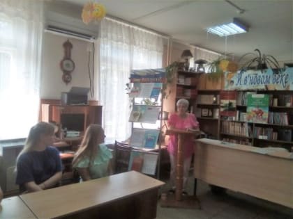 Тбилисским школьникам рассказали историю флага России