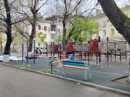 Во дворах Новороссийска восстанавливают площадку, которую демонтировали после съемок «Ненормального»