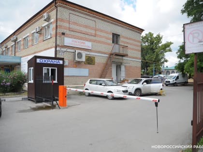 В Новороссийске перегородили шлагбаумом въезд на парковку, которую горожане считали своей