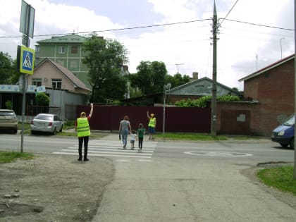 Православные волонтеры напомнили школьникам о безопасном переходе через дорогу