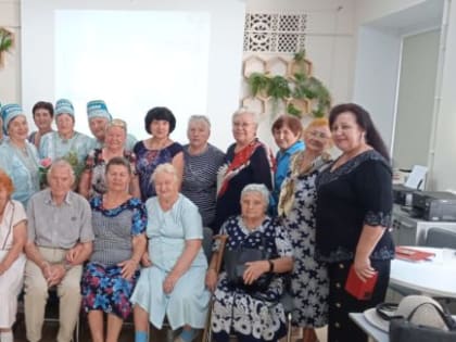 Ветераны города Новокубанска отметили праздники традициями и песнями