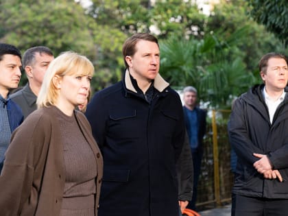 Глава Сочи Алексей Копайгородский проинспектировал ход благоустройства сквера им. Гагарина