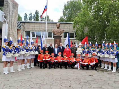 В ГОРОДСКОЙ ГИМНАЗИИ № 8 ОТКРЫЛИ НОВЫЙ МОНУМЕНТ