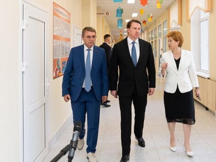 Глава Сочи Алексей Копайгородский и председатель Городского Собрания Сочи Виктор Филонов открыли после капитального ремонта школу №80 и вручили учителям ключи от квартир