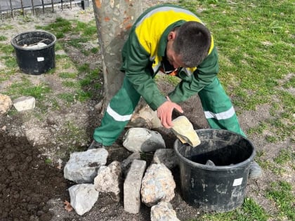 На набережной Новороссийска неизвестные роют глубокие ямы и засыпают их строительным мусором