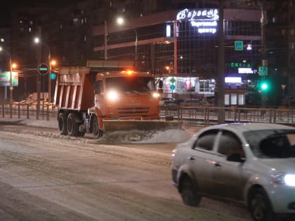 К обработке дорог от гололеда ночью готовы приступить 40 единиц спецтехники