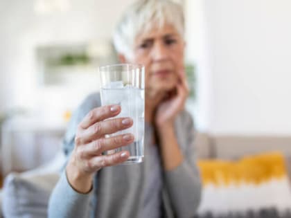 Назван самый опасный напиток для пенсионеров