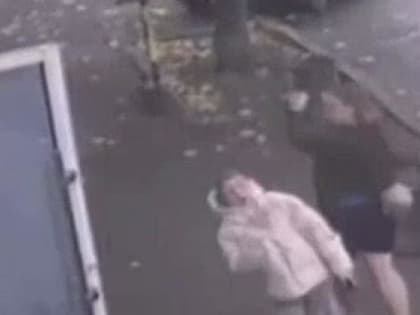 ​Сделала селфи - получила по лицу: в Краснодаре полиция ищет агрессивную женщину