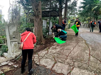 В преддверии Пасхи на сочинских кладбищах наводят порядок