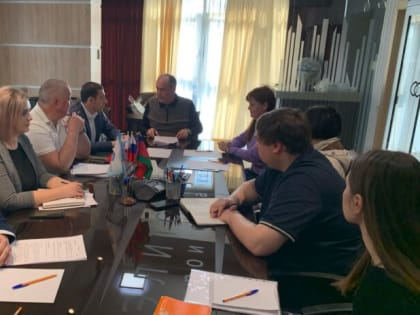 Депутаты по Новосочинскому избирательному округу, единороссы, Эдуард Обухович и Владимир Торосян провели плановый личный приём граждан, который прошёл в общественной приёмной на ул