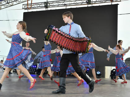 День России в разных районах города проходят концерты и фестивали