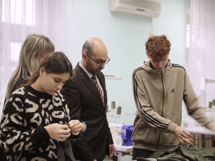 Студенты техникума Армавира шьют теплые вещи для бойцов спецоперации