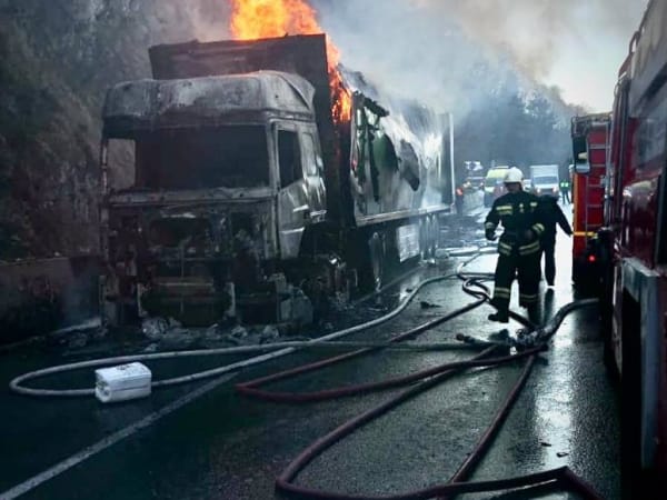 ​В Сочи сгорела фура с макулатурой (фото)