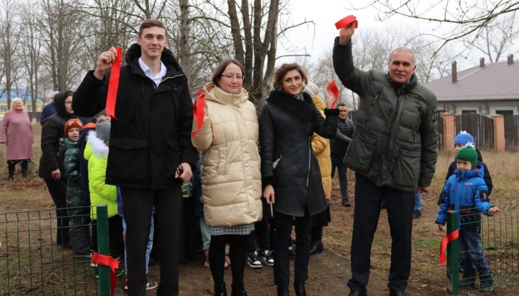 Погода ст журавская. Станица Новомалороссийской дети. На детской площадке. Журавская (станица). Дети на огромной детской площадке.