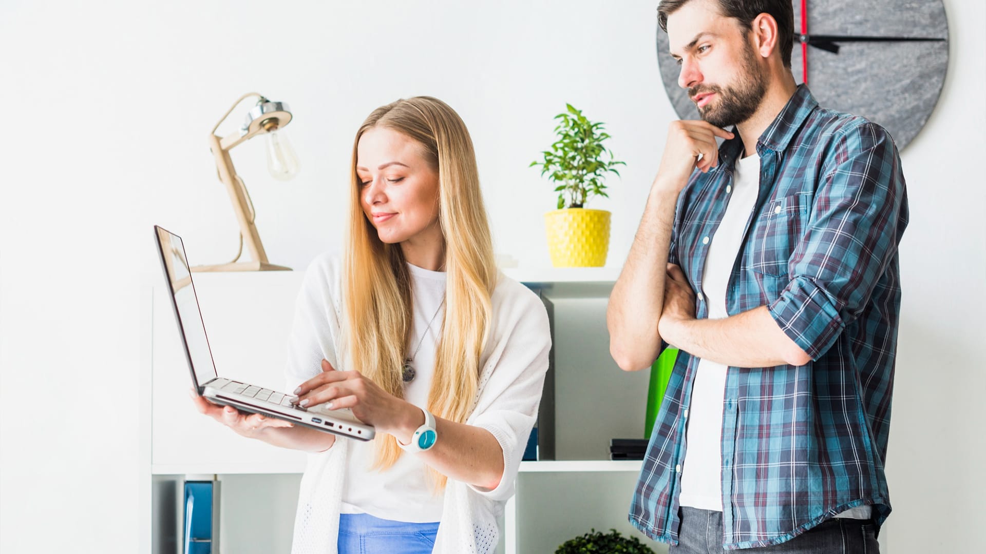 Hire E-commerce Marketing Experts vs Build an In-House Team