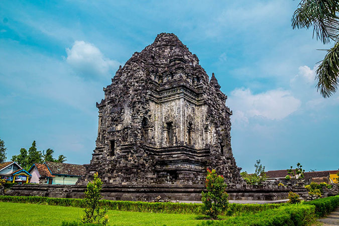 Pemandangan Candi Kalasan dengan Stupa Perwara