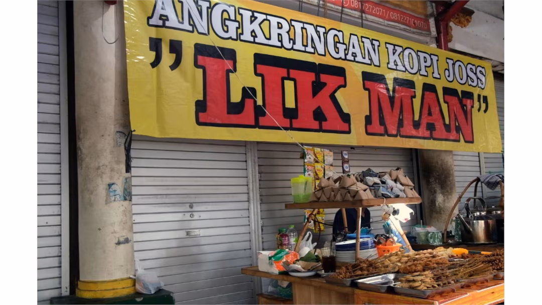 Suasana Malam di Angkringan Lik Man Jogja
