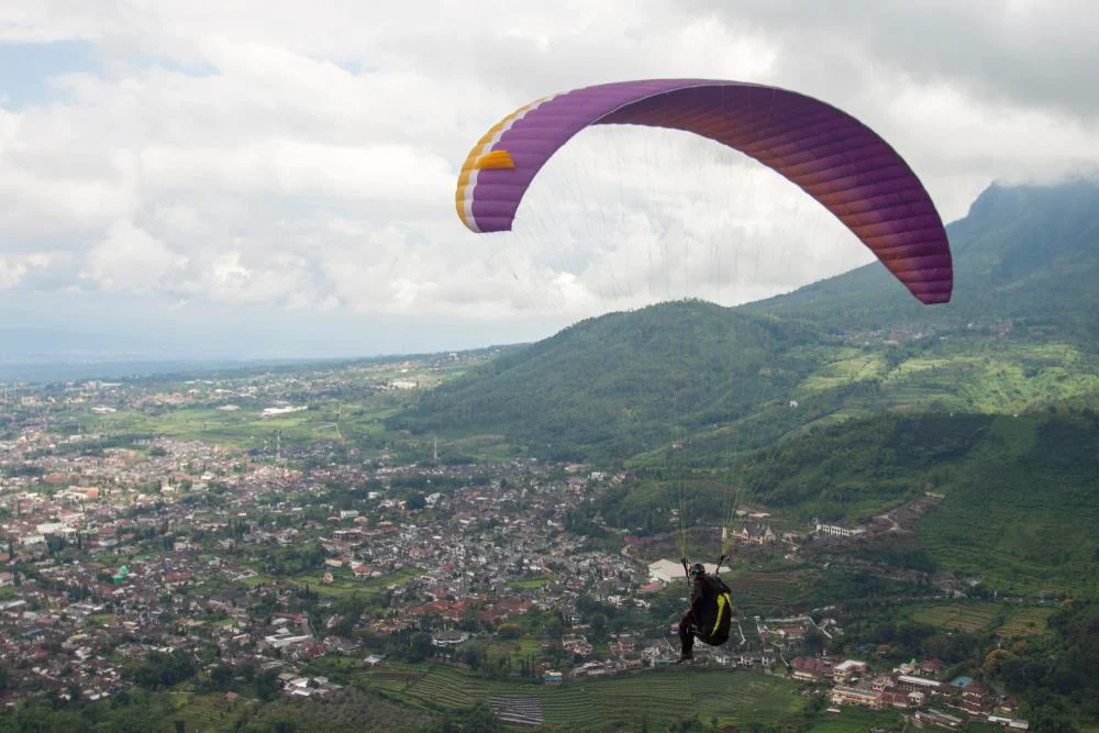 Paralayang di Gunung Banyak