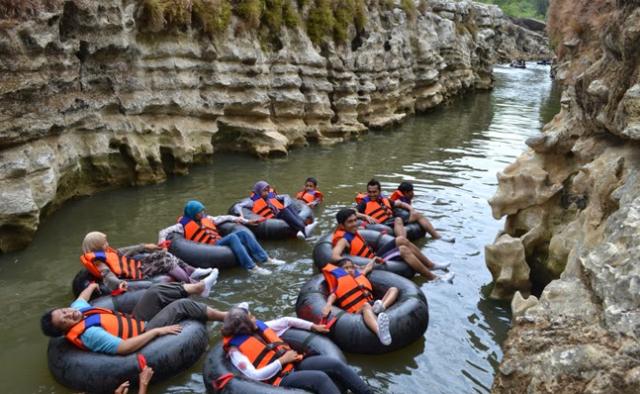 Suasana River Tubing di Sungai Oyo