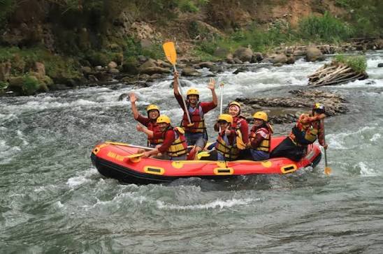 Arung Jeram di Sungai Elo