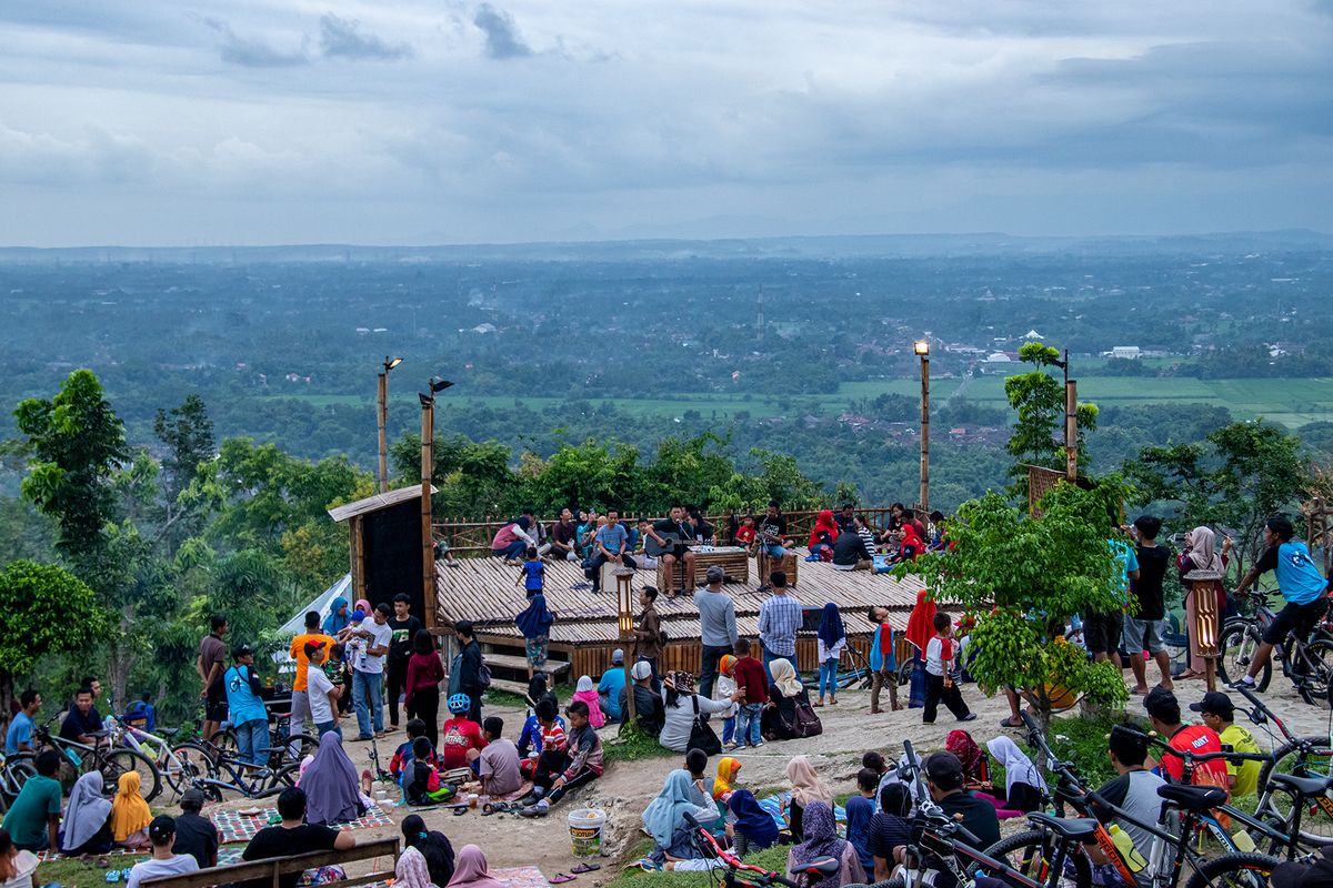 Pemandangan Sunset di Puncak Sosok Turi