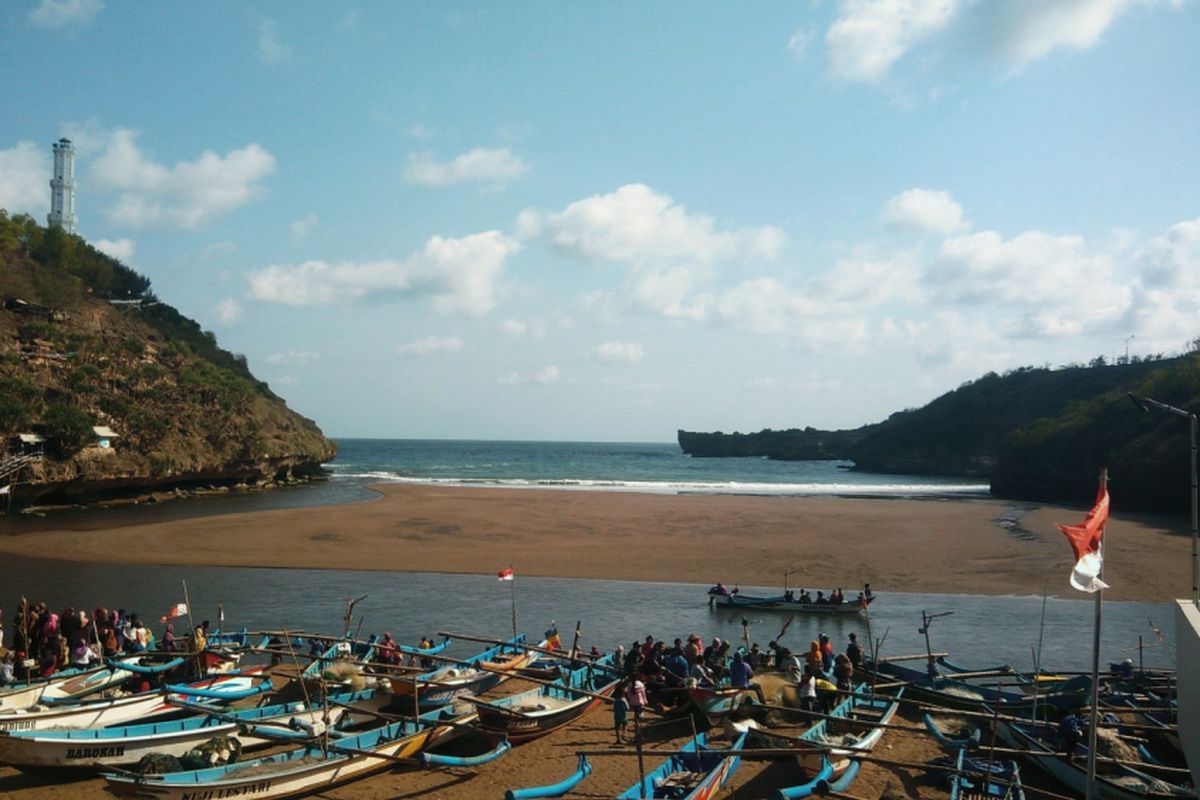 Suasana Teluk Pantai Baron Gunungkidul