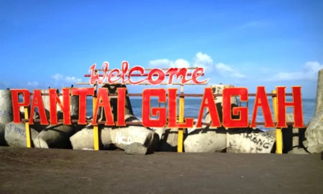 Deretan batu tetrapod di Pantai Glagah