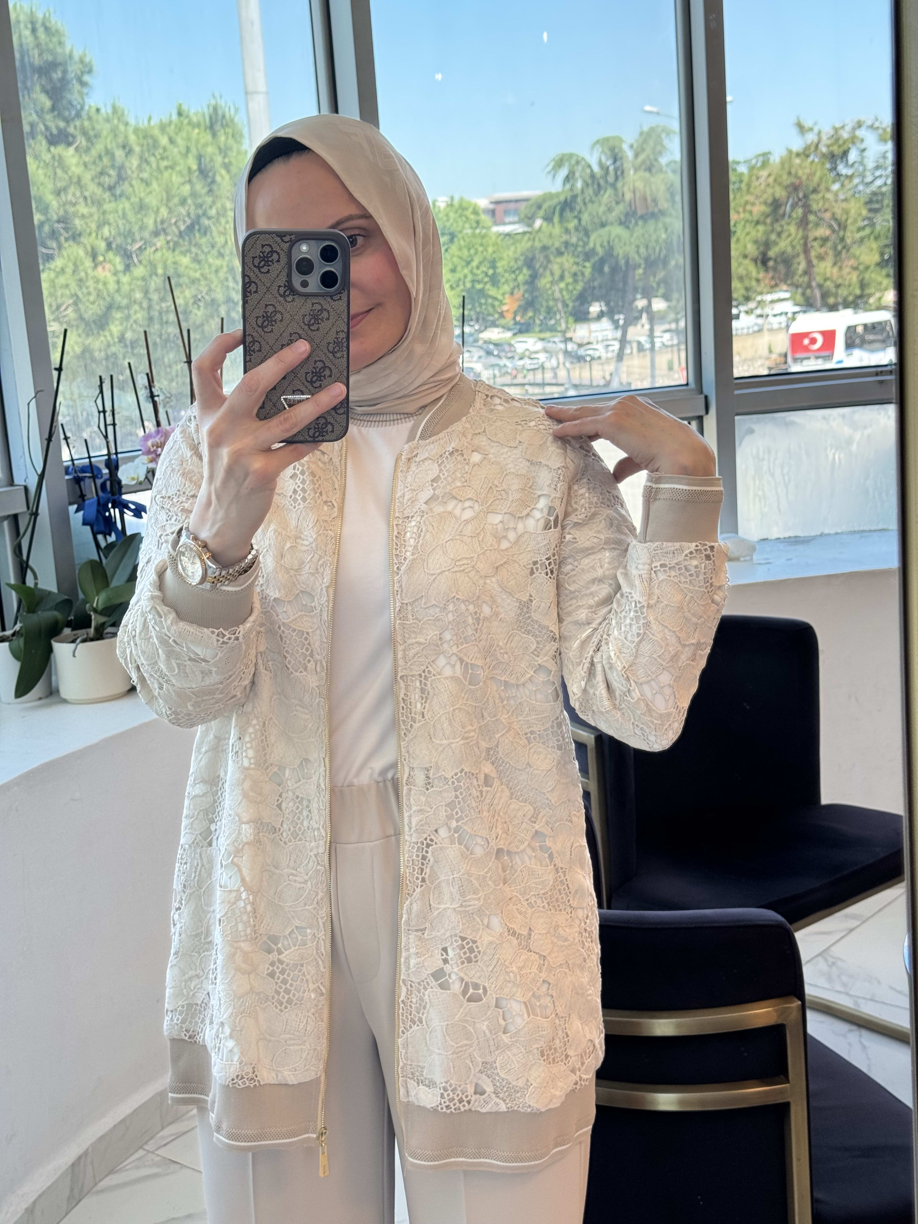 Güpür Detaylı Ceket 