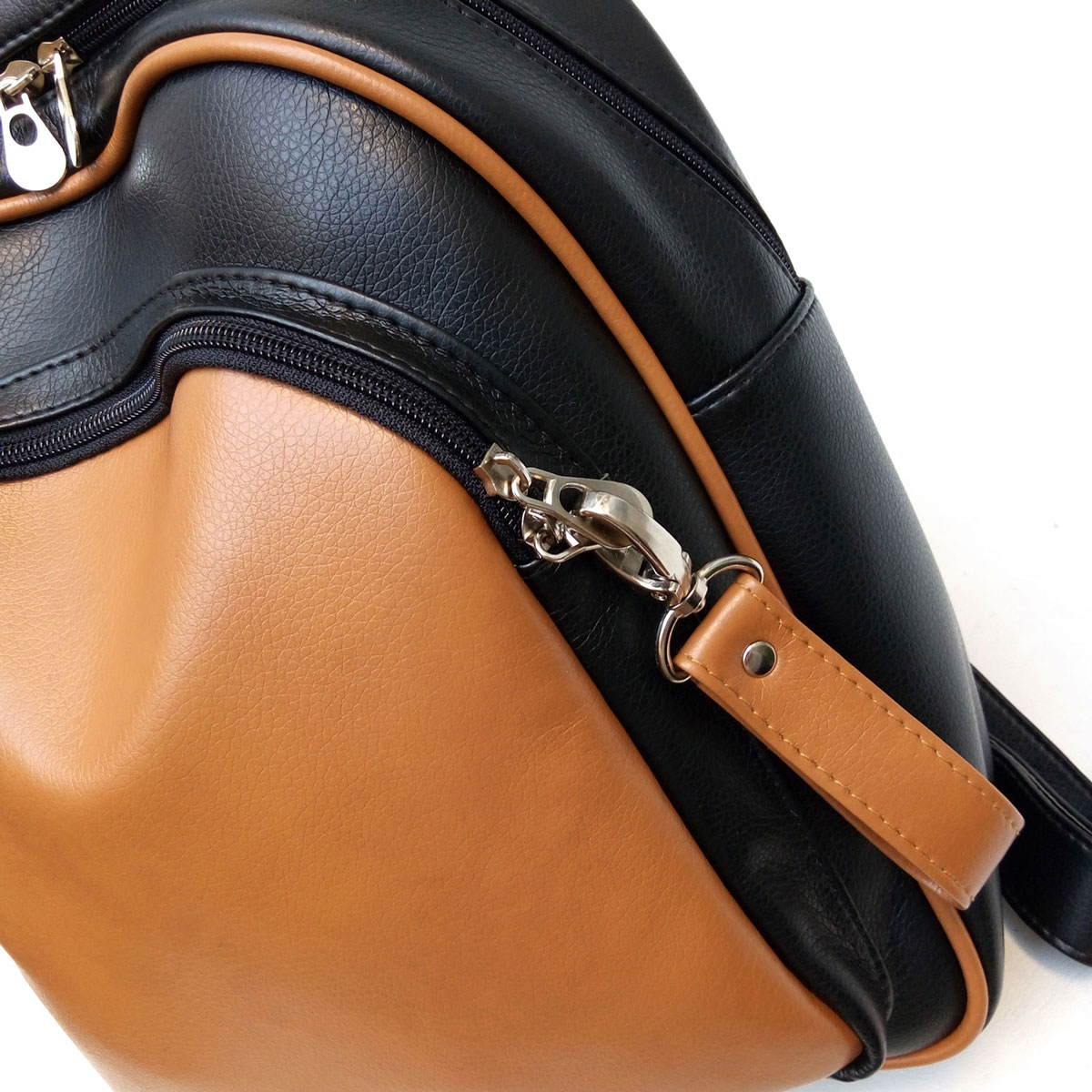 Detalle de Mochila Xl Cuero Eco Bolsillo Tirador | Negro/Suela