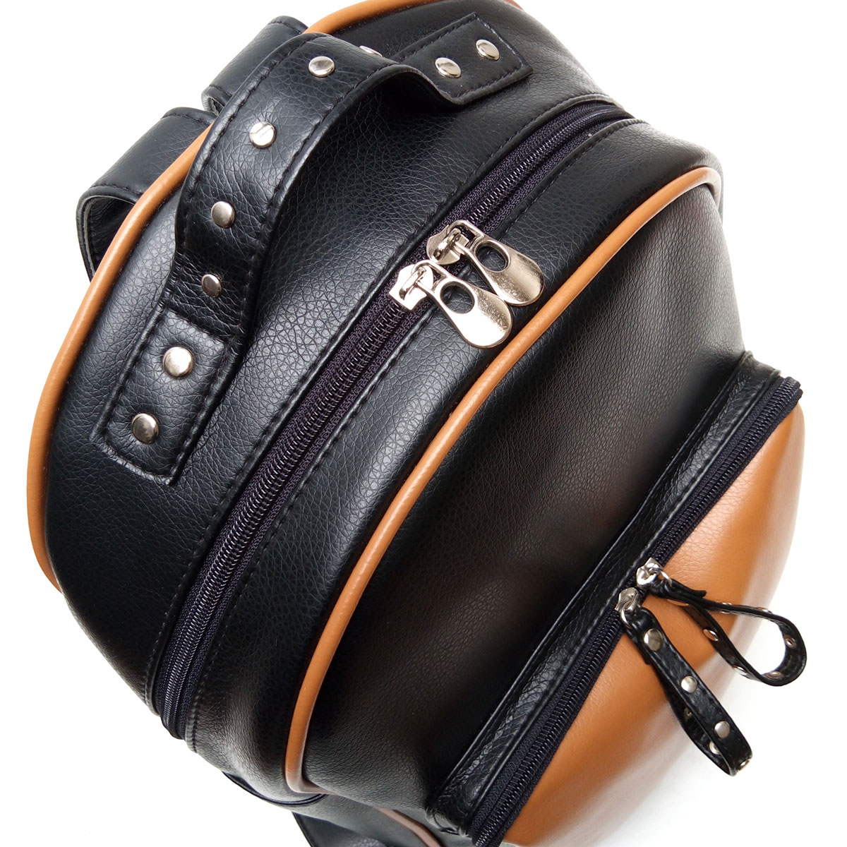 Detalle de Mochila Xl Cuero Eco Bolsillo Tachitas | Negro/Suela